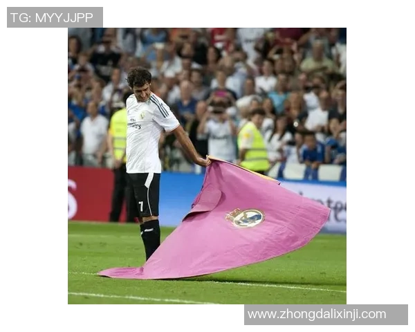 足球三大球星精彩瞬间合集揭秘球场英雄风采与荣耀