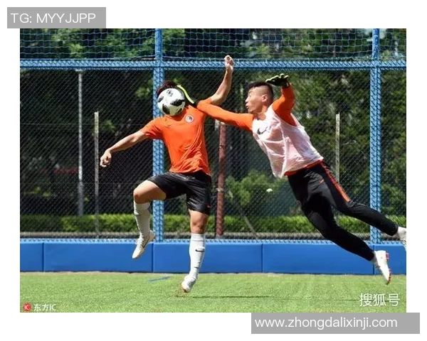 足球巨星赤膊挥汗训练尽显力量与激情魅力瞬间